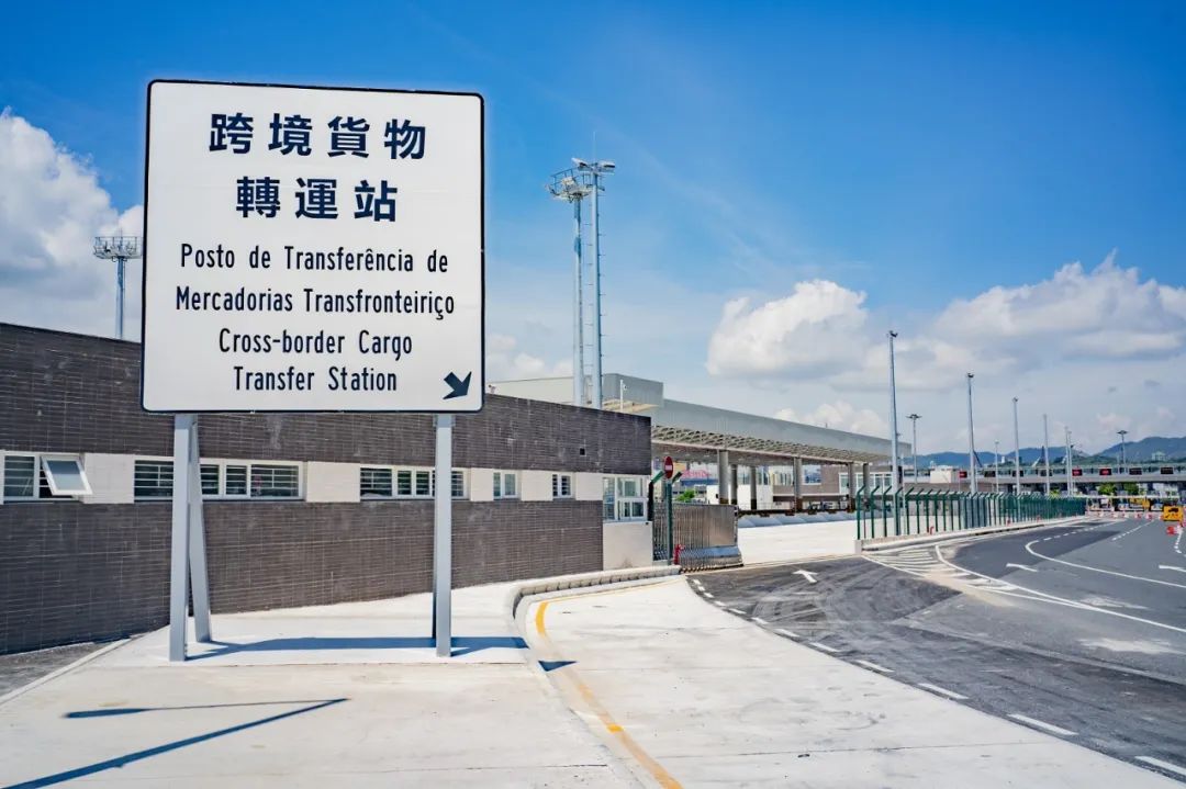 港珠澳大桥澳门跨境货物转运站铝镁锰合金金属屋面｜广东费斯精品案例