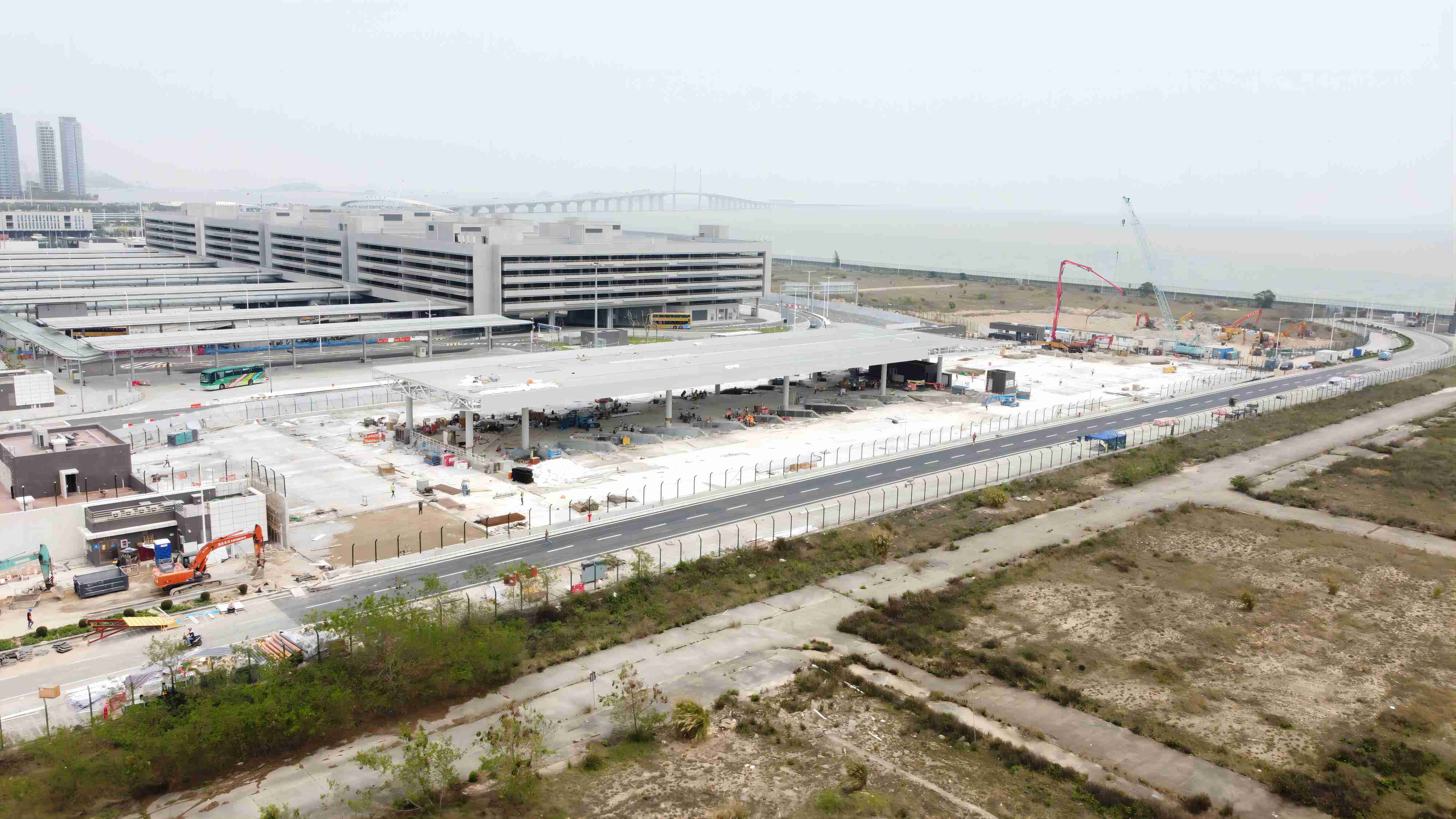 港珠澳大桥澳门跨境货物转运站65-400直立锁边铝镁锰合金金属屋面工程案例｜广东费斯精品案例